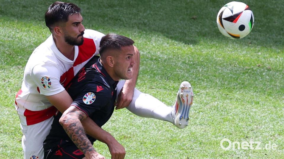 Kroatiens Bruno Petkovic (l) und Albaniens Rey Manaj im Zweikampf um den Ball. Bild: Jens Büttner/dpa