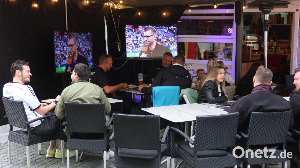 Egal, ob Leinwand oder Fernseher: Public-Viewing ist auch in Weiden sehr beliebt. Die Fußballfans fiebern beim ersten Spiel der deutschen Nationalmannschaft ordentlich mit. Bild: Kunz