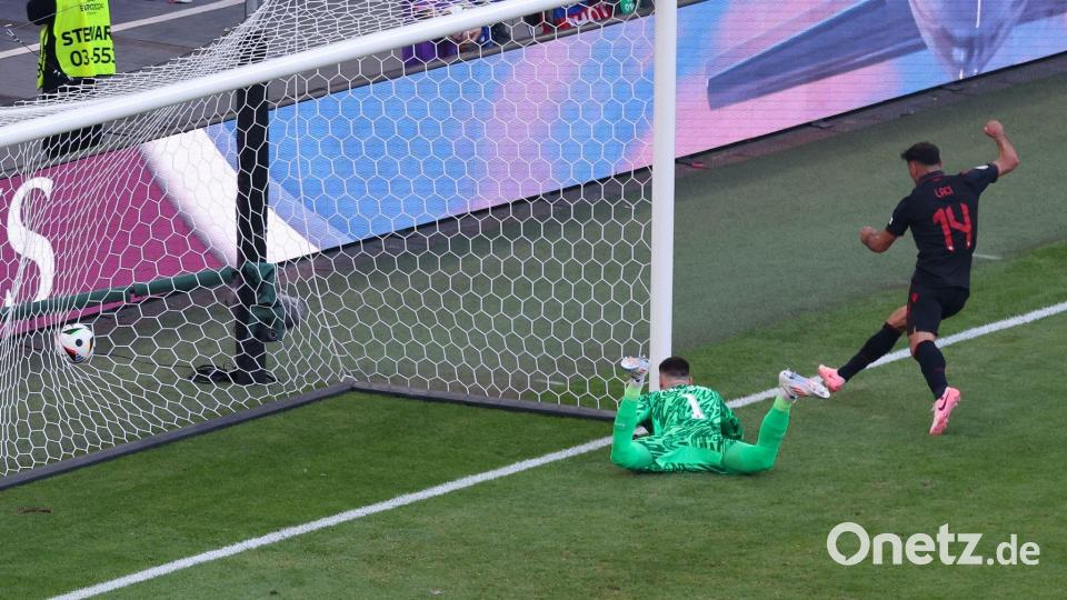 Zunächst trifft Albaniens Qazim Laçi (r) gegen Kroatiens Torhüter Dominik Livakovic zum 1:0. Bild: Jens Büttner/dpa