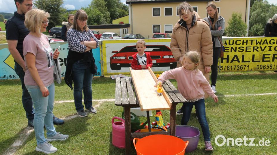 Das Entenrennen kommt bei den Kleinen gut an. Bild: pi