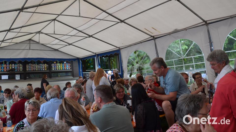 Über ein „volles Haus“ freut sich die Vorsitzenden mit ihrem Team beim Holunderfest. Bild: gi