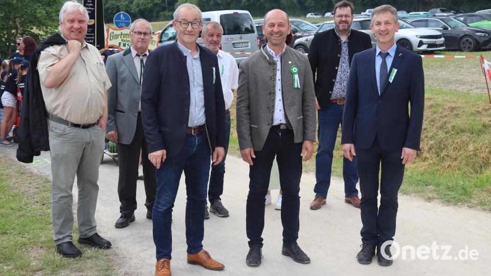 Gemeinderäte Markus Dollacker (v. links), Hans Eichenseer, Bürgermeister Erwin Geitner (Rieden), Werner Scharl, Bürgermeister und Schirmherr Hans Ram (Ensdorf), Bastian Bartmann und Bürgermeister Albert Geitner (Ursensollen). Bild: mrr