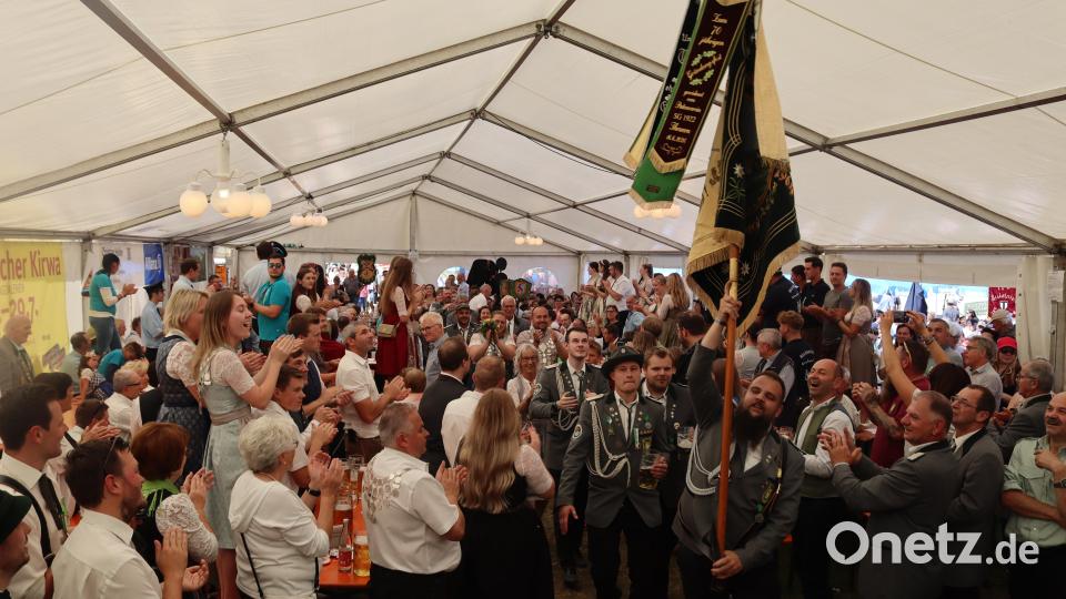 Der Einzug der Fahnenträger in das Festzelt wurde lautstark bejubelt. Bild: mrr