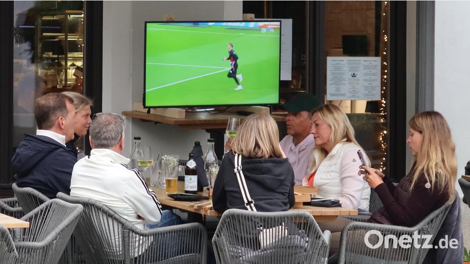 Egal, ob Leinwand oder Fernseher: Public-Viewing ist auch in Weiden sehr beliebt. Die Fußballfans fiebern beim ersten Spiel der deutschen Nationalmannschaft ordentlich mit. Bild: Kunz