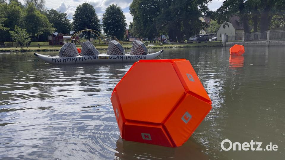 Die Installation &quot;Honorificicabilitudinitatibus&quot; von Renato Rill im Stadtweiher besteht aus Objekten, die aus Schwimmwesten hergestellt wurden. Bild: Renato Rill/exb