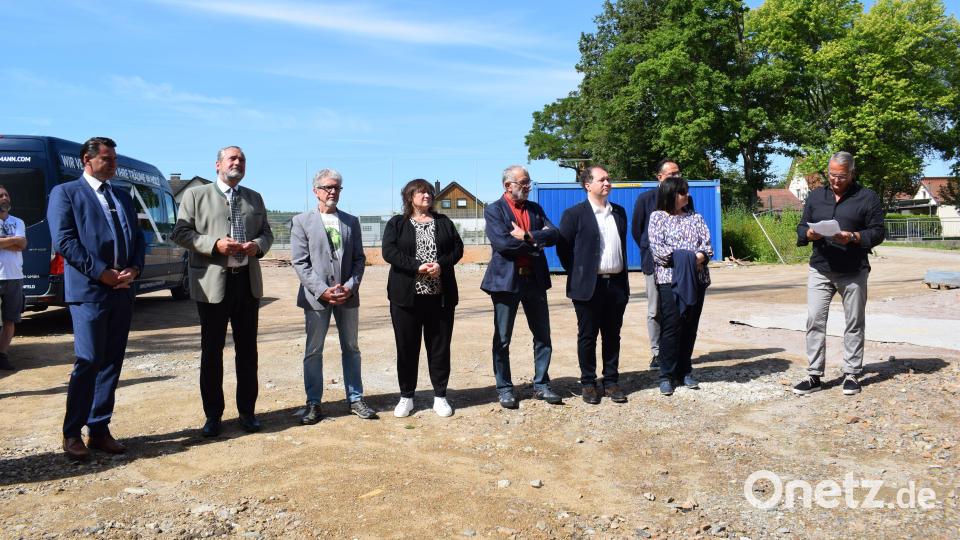 Architekt Siegfried Knipl (rechts) erläutert den Entscheidungsträgern aus der Politik die Eckdaten des Sonderpädagogischen Förderzentrums Nabburg. Bild: bnr