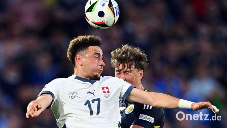 Der Schweizer Ruben Vargas (l) und Schottlands Jack Hendry liefern sich ein Kopfballduell. Bild: Marius Becker/dpa