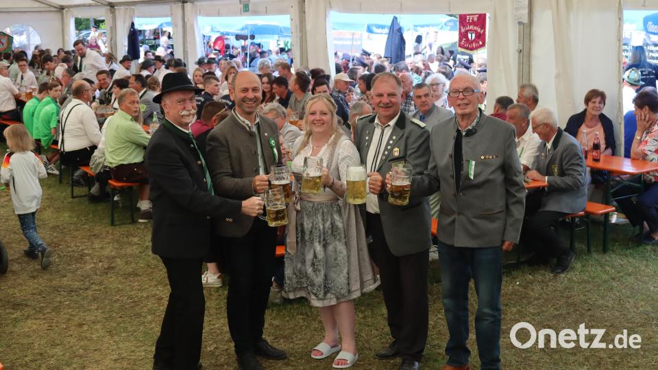 Präsident des Oberpfälzer Schützenbundes, Franz Brunner (von links), Schirmherr Hans Ram, Festleiterin Tamara Reichert, Erster Schützenmeister Heiner Graf und Ambergs Gauschützenmeister Heinrich Fraunholz stießen auf das gelungene Schützenjubiläum an. Bild: mrr