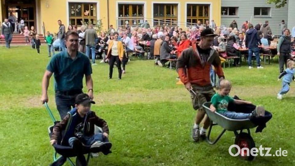 Das Schubkarrenrennen bildet eine der Disziplinen beim Sommerfest des Schmidmühlener Kindergartens. Bild: bjo