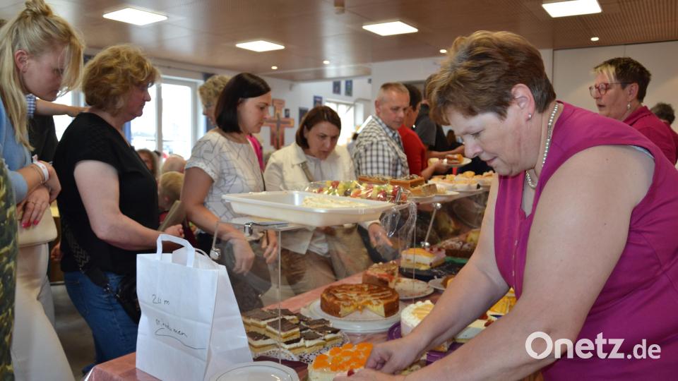 Ein leckeres und reichhaltiges Kuchenbuffet steht den Besuchern währenddessen im Pfarrheim zur Verfügung. Bild: gi