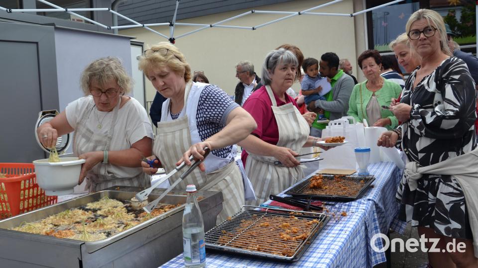 Maria Bäumler (links) und ihr Team haben beim Hollerfest alle Hände voll zu tun, um den Ansturm auf die Hollerküchln zu bewältigen. Bild: gi