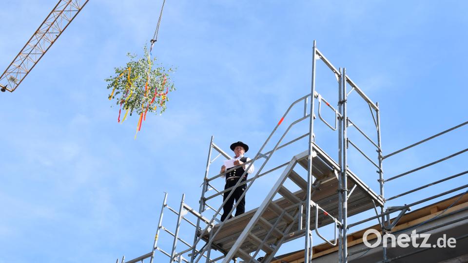 Zimmerermeister Andreas Altmann lobt in seinem Richtspruch den Bauherrn, den Architekten und die Handwerker, die alle gute Arbeit geleistet haben. Bild: bnr