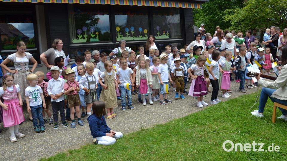 Die Mädchen und Buben des Kindergartens St. Anna und der Kinderkrippe haben mit Liedern und Gedichten ihren großen Auftritt beim Holunderfest im Garten am Kindergarten. Bild: gi
