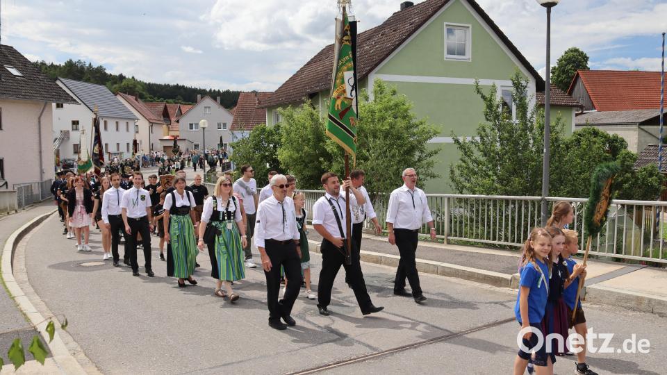 Die SG Vilstal Rieden erwies den Wolfsbachern die Ehre zum Schützenjubiläum. Bild: mrr