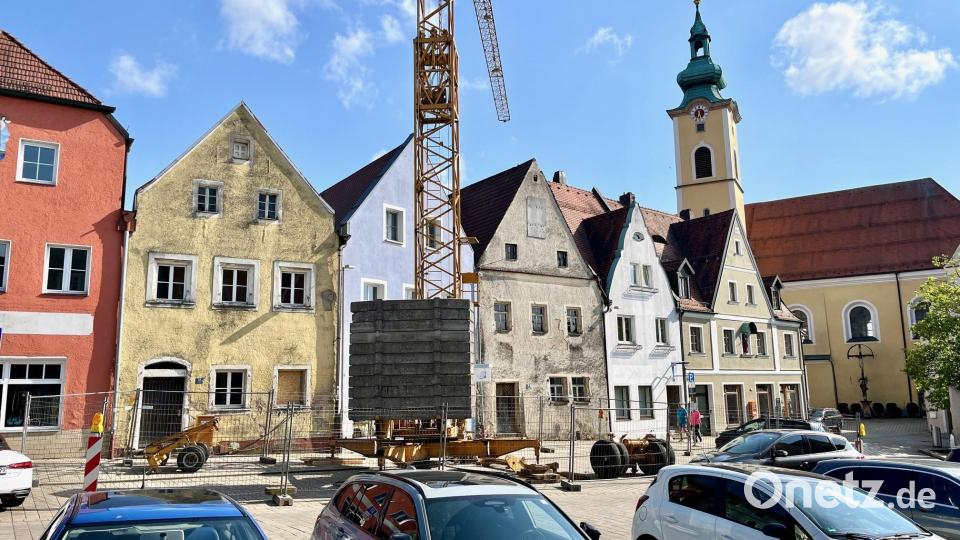 Die Sanierung des denkmalgeschützten gelben Hauses am Stadtplatz 22 in Neustadt hat begonnen. Bild: Gabi Schönberger