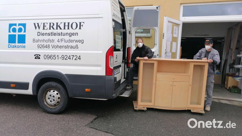 Das Außenteam des Werkhofs bringt (Möbel-)Spenden in das Sozialkaufhaus am Fluderweg&quot;. Bild: Werkhof-Team/exb