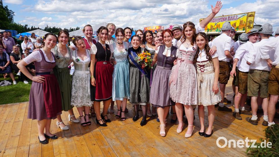 Die Moidln freuen sich mit ihrem neuen Oberkirwamoidl Amelie Hahn (mit Strauß und Schärpe) Bild: wec