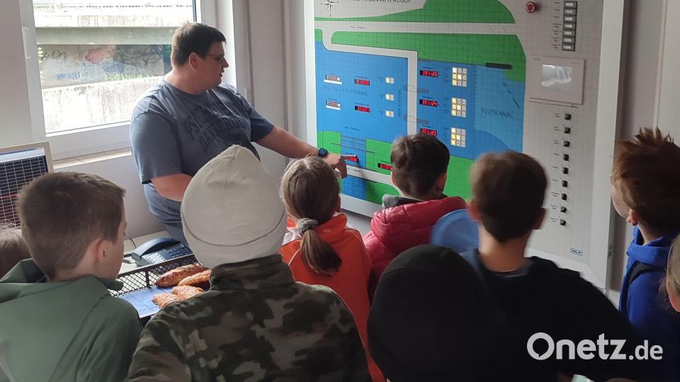 Im Schaltraum eines Wehres am Flutkanal. Bild: WWA Weiden, Heidi Thiel/exb