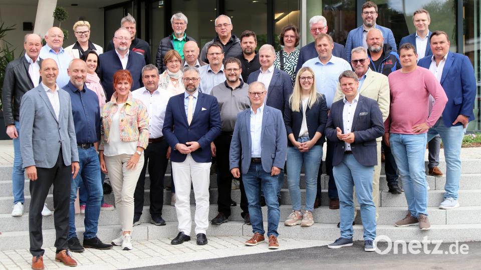 Firmenbesichtigung: Die Mitglieder der MU Nordoberpfalz sowie die Ehrengäste erhielten von Andrea (vorne, Dritte von links) und Harald Gollwitzer (vorne links) nicht nur interessante Fakten zum Neubau des Bürogebäudes und zur Unternehmensgeschichte, sondern auch einen Einblick in die Zukunft der Gollwitzer-Unternehmensgruppe. Bild: lst/exb