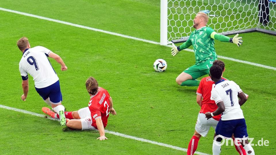 Englands Harry Kane (l) überwindet Dänemarks Torhüter Kasper Schmeichel (hinten). Bild: Uwe Anspach/dpa