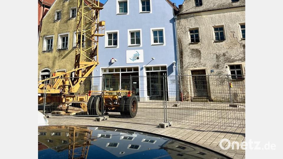 Die Sanierung des denkmalgeschützten Hauses am Stadtplatz 22 (links) in Neustadt hat begonnen. Bild: Gabi Schönberger