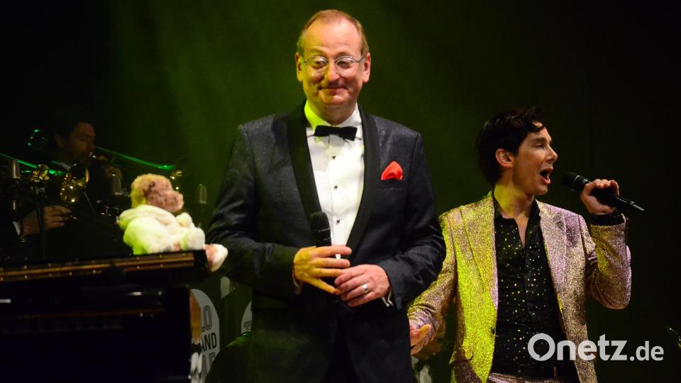 Volker Heißmann im Duett mit Musical-Darsteller André Sultan-Sade. Bild: Kunz