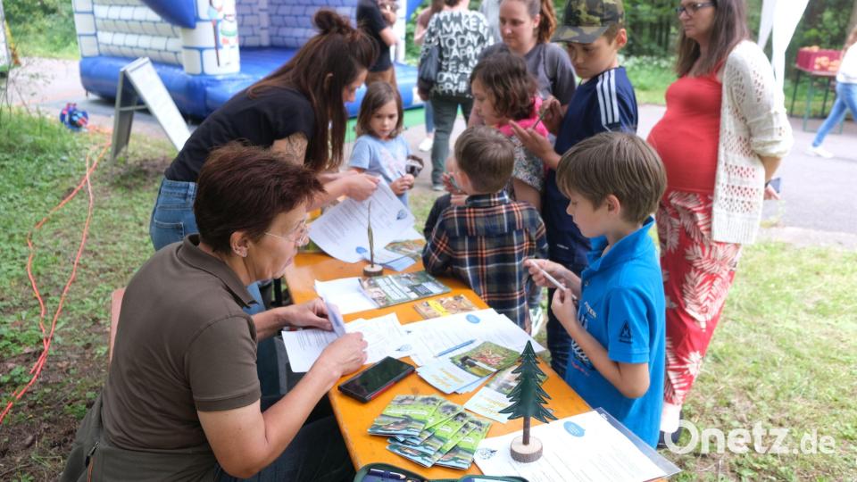 Maria Schmid und Christina Raumberger luden die Buben und Mädchen zur Teilnahme an der Kinder-Pirsch mit Wissenstest ein. Als Lohn für erfolgreiches Mittun winkten Preise und ein Jäger-Diplom. Bild: usc