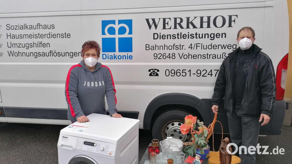 Das Außenteam des Werkhofs bringt schöne (Möbel-)Spenden in das Sozialkaufhaus am Fluderweg. Bild: Werkhof-Team/exb