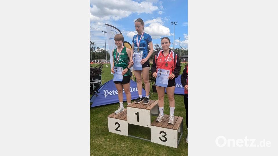 Die besten Drei im Hammerwerfen der Klasse W18 (von links): Annalisa Körner, Leni Sommerlade und Ricarda Baum. Bild: exb