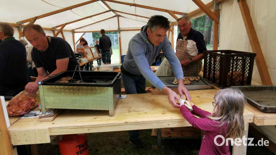 Die OWV-Mitglieder versorgen kleine und große Besucher mit Grillwaren und selbst gebackenen Kuchen. Bild: gz
