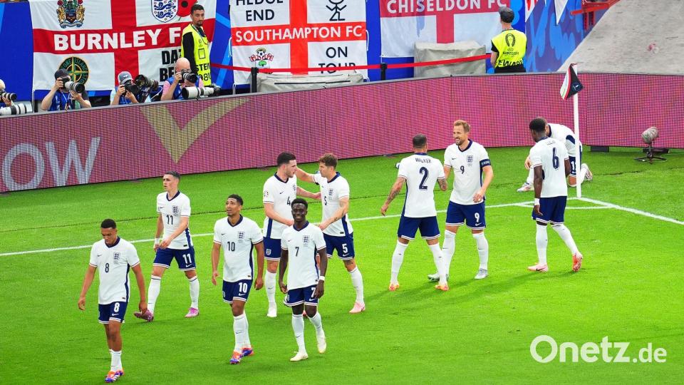 Englands Harry Kane (3.v.r) jubelt mit den Teamkollegen über sein Tor zur Führung der Three Lions. Bild: Uwe Anspach/dpa