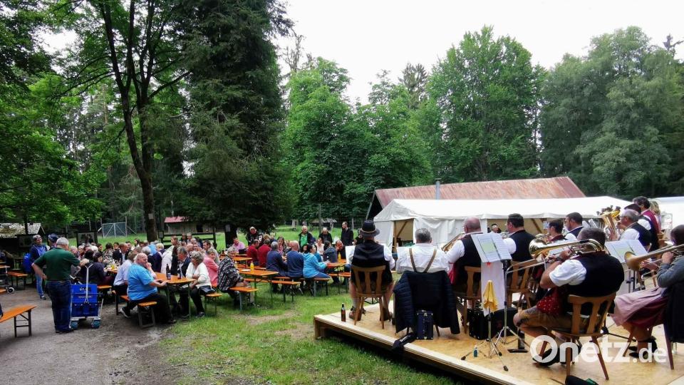 Die Werkstattmusikanten sorgen bei den Gästen für beste Stimmung. Bild: gz
