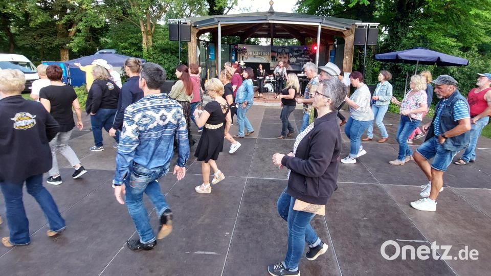 Die Mountaineros und ihre Line-Dancer. Bild: Kunz