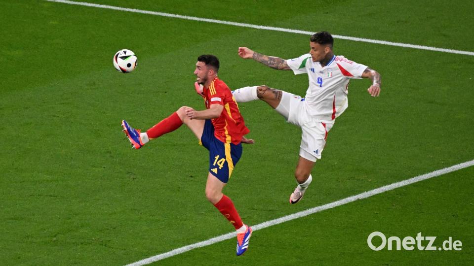 Spaniens Aymeric Laporte (l) und Italiens Gianluca Scamacca gehen zum Ball. Bild: Julian Stratenschulte/dpa