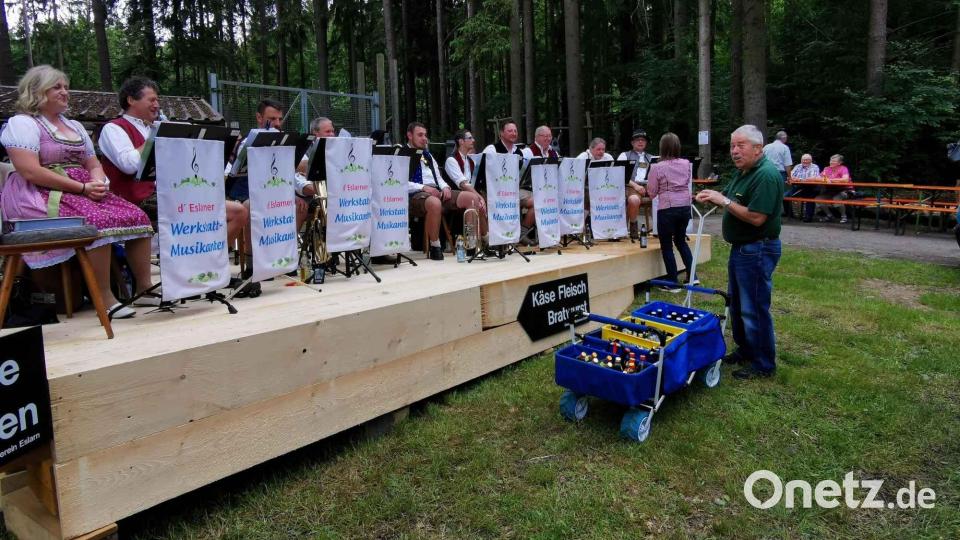 Auch die Musikanten freuen sich über kühle Getränke. Bild: gz