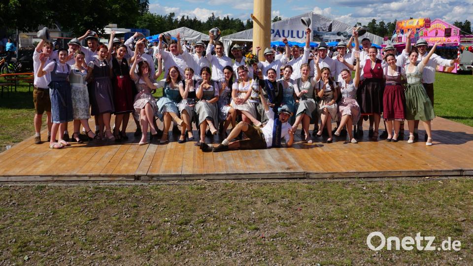 Die 18 Ebermannsdorfer Kirwapaare beglückwünschen ihr neues Oberkirwapaar Amelie Hahn (Mitte) und Tom Baldauf (vorne liegend). Bild: wec