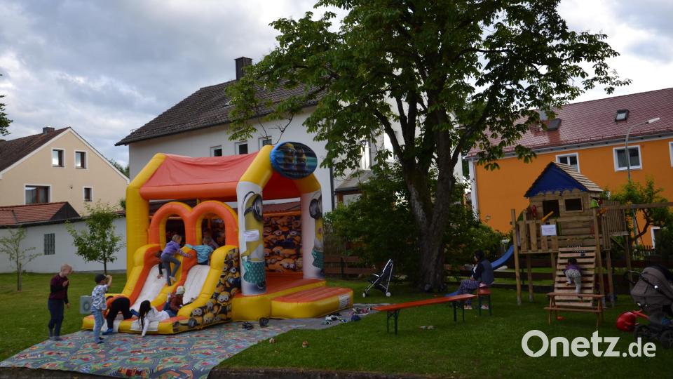 Die Kinder haben ihre helle Freude beim Hüpfen, Springen und Rutschen. Bild: gi