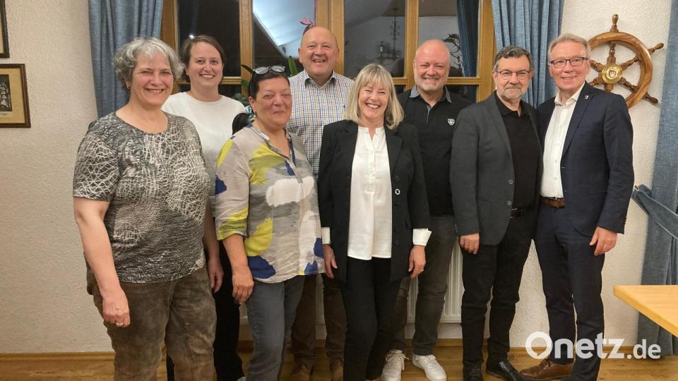 Der bestätigte Vorstand des Kammerchors Weiden. Von links: Helga Kraus, Astrid Karl, Jutta Schwab, Klaus Schödel, Vorsitzende Marianne Rüb, Frank Niehage, Chorleiter Peter Pollinger und dritter Bürgermeister Reinhold Wildenauer Bild: Hans Eckl/exb