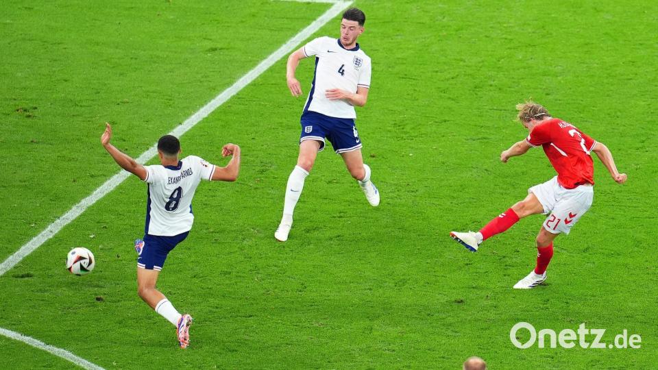 Dänemarks Morten Hjulmand (r) erzielt den Treffer zum 1:1. Bild: Uwe Anspach/dpa