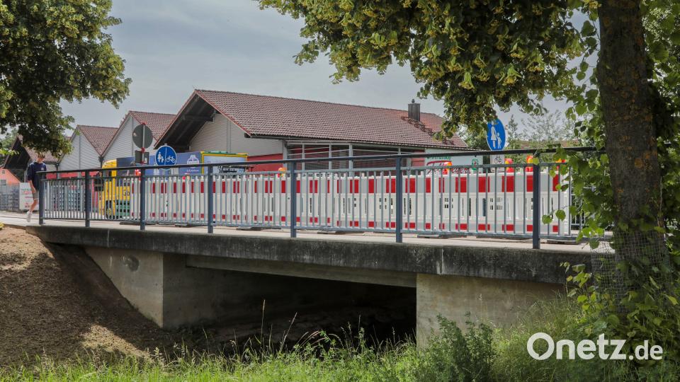 Für die Sanierung der Brücke über den Krumbach in Kümmersbruck plant des Staatliche Bauamt Amberg-Sulzbach eine Bauzeit von etwa einem Monat ein. Bild: Wolfgang Steinbacher