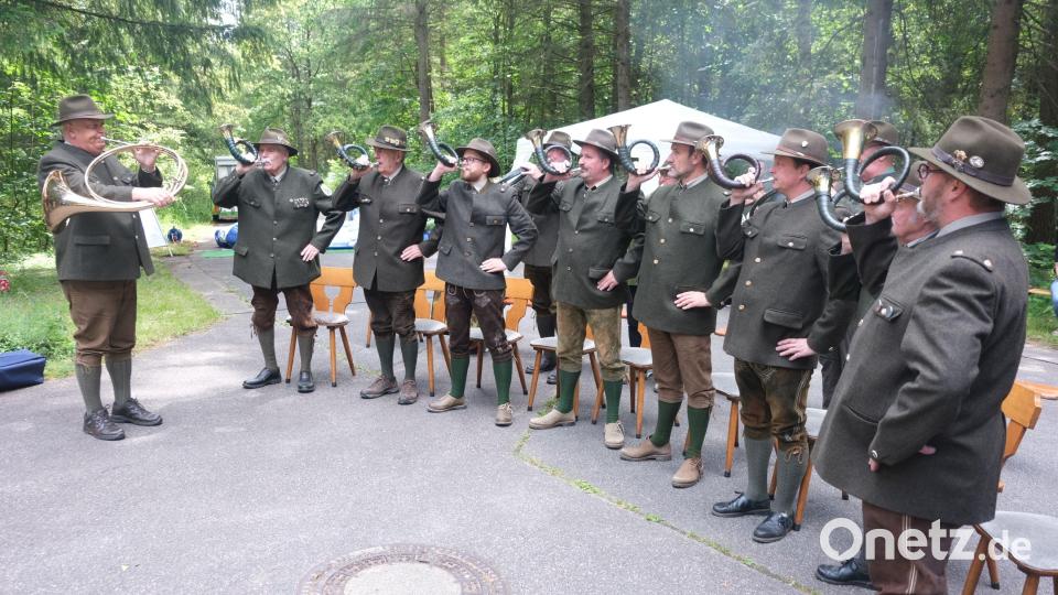 Mit konzertantem Hörnerklang umrahmten die Jagdhornbläser der BJV-Kreisgruppe Amberg den Feldgottesdienst, den Ruhestandspfarrer Hans Peter Heindl am Freialtar beim Jägerheim zelebrierte. Bild: usc