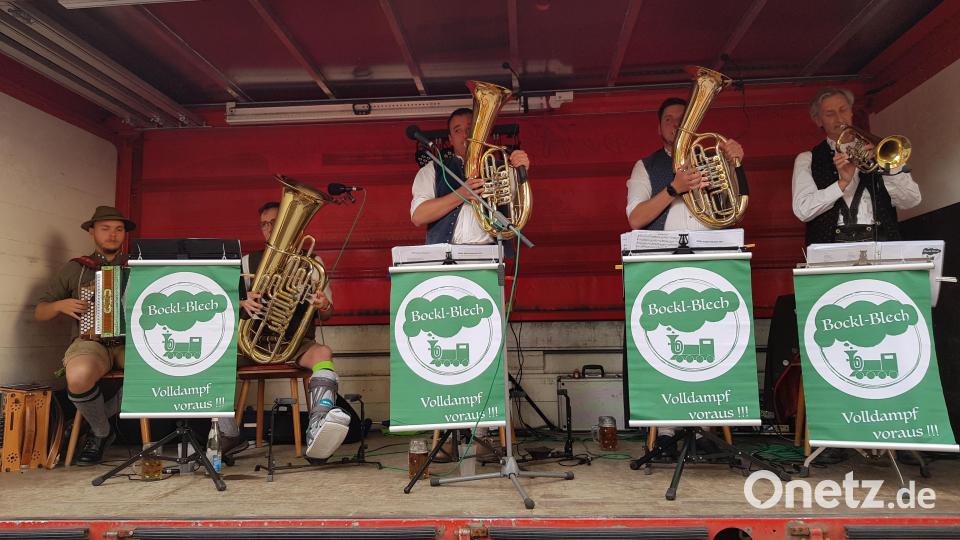 Die Musikgruppe Bockl-Blech aus Waidhaus spielt beim &quot;Moosbacher Strawanzen&quot; fleißig auf. Bild: gi