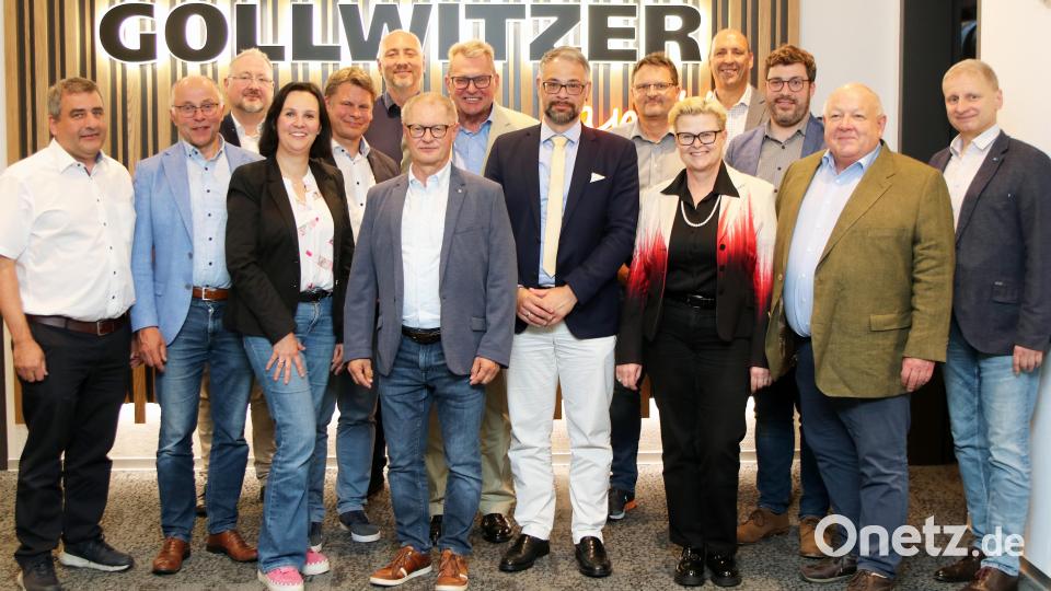 Mit diesem Vorstand um den einstimmig wiedergewählten Kreisvorsitzenden Alexander Herzner (Siebter von rechts) geht der Kreisverband Nordoberpfalz der Mittelstands-Union (MU) in die nächsten zwei Jahre. Bild: lst/exb