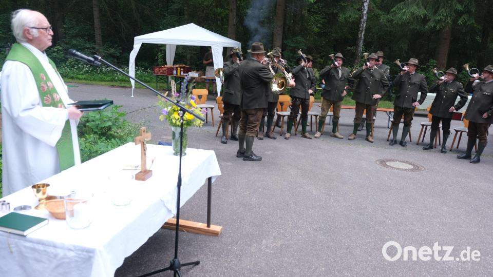 Mit konzertantem Hörnerklang umrahmten die Jagdhornbläser der BJV-Kreisgruppe Amberg den Feldgottesdienst, den Ruhestandspfarrer Hans Peter Heindl am Freialtar beim Jägerheim zelebrierte. Bild: usc