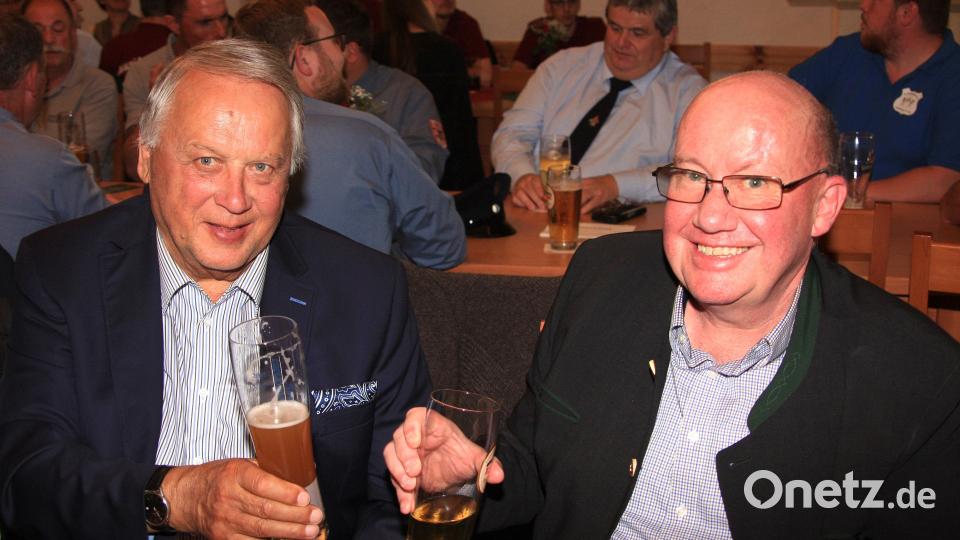 Auf das 150. Vereinsjubiläum der Blaskapelle Falkenberg stießen auch Kreisvorsitzender Dieter Dendorfer und Bezirksvorsitzender Gerhard Engel (von links) vom Nordbayerischen Musikbund an. Bild: wro