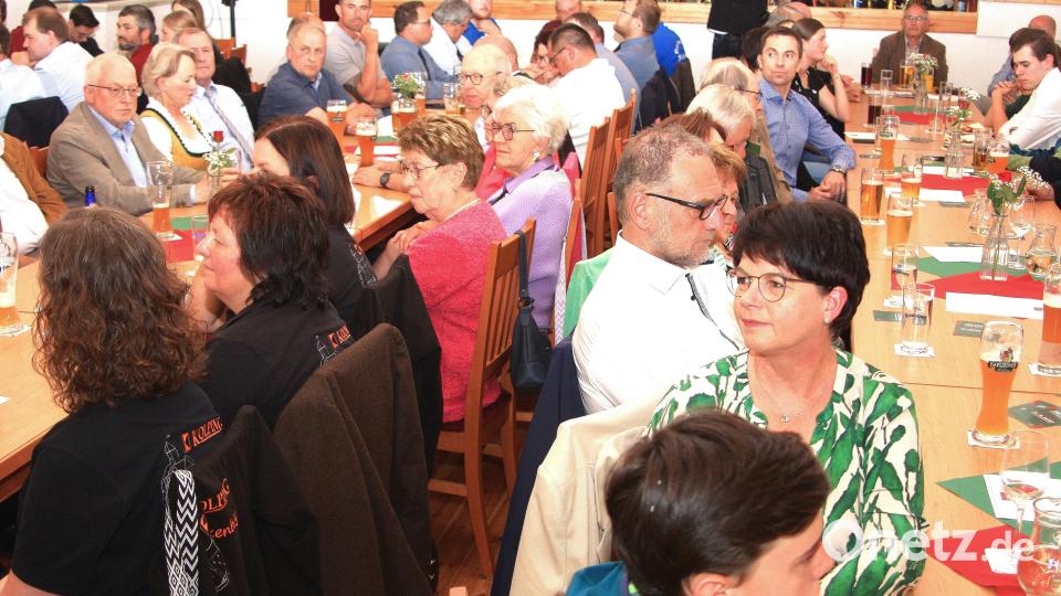 Viele Bürger und Vertreter der Falkenberger Vereine folgten der Einladung der Blaskapelle Falkenberg zum Festkommers im Lindner-Saal. Bild: wro