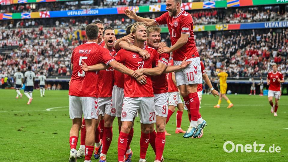 Anschließend lässt sich Morten Hjulmand (M) von seinen Mitspielern feiern. Bild: Swen Pförtner/dpa