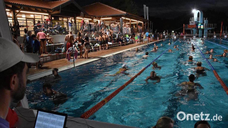 Nacht hat das Hockermühlbad einen ganz besonderen Reiz - wie hier beim 24-Stunden-Schwimmen 2022. Dieses Jahr steigt das Benefiz-Event am Freitag, 19. Juli Bild: Stephan Huber