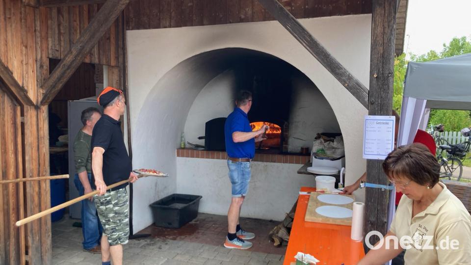 Für das Backofenfest der Freunde St. Piat des SV Illschwang wurde der Backofen der Gemeinschaftshalle in Angfeld angeschürt. Bild: no