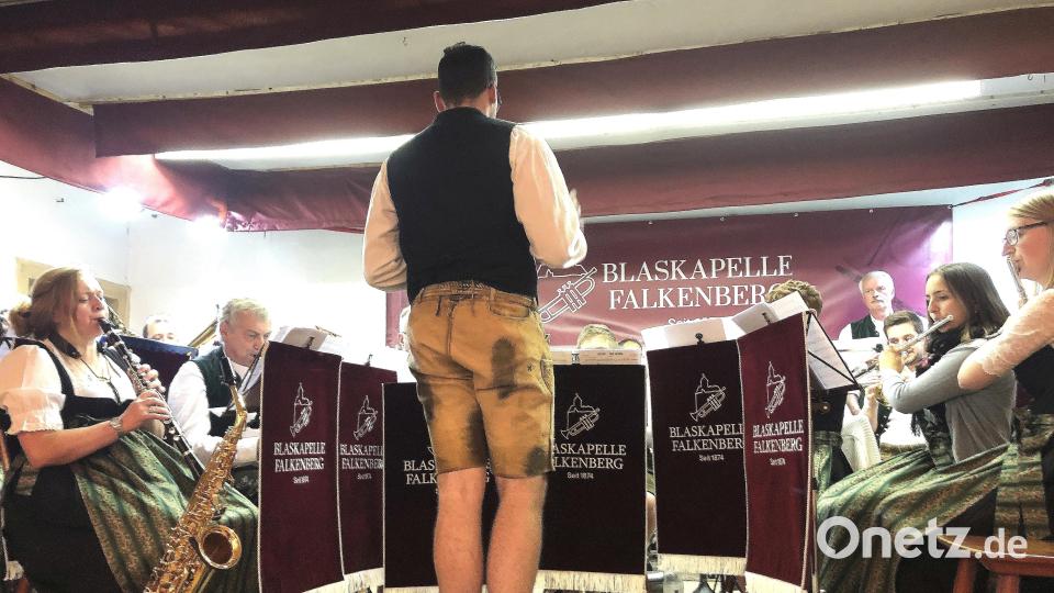Musikalisch umrahmt wurde der Festkommers zum 150. Jubiläum der Blaskapelle Falkenberg von den Aktiven des Jubelvereins unter der Leitung von Franz Stierstorfer. Bild: wro